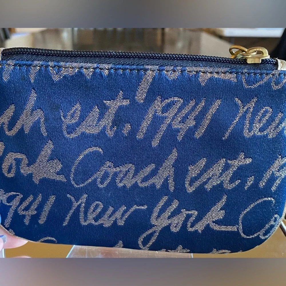COACH 1941 NEW YORK LOVE HEART WRISTLET NAVY & GOLD METALLIC